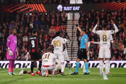 BOURNEMOUTH, ENGLAND - OCTOBER 22: Mike Maignan of AC Milan is shown a red card by Referee Vassilis Fotias after a foul during the UEFA Europa League 2026/27 League Phase MD3 match between AFC Bournemouth and AC Milan at Bournemouth Stadium on October 22, 2026 in Bournemouth, England. (Photo by Ryan Pierse/Getty Images)