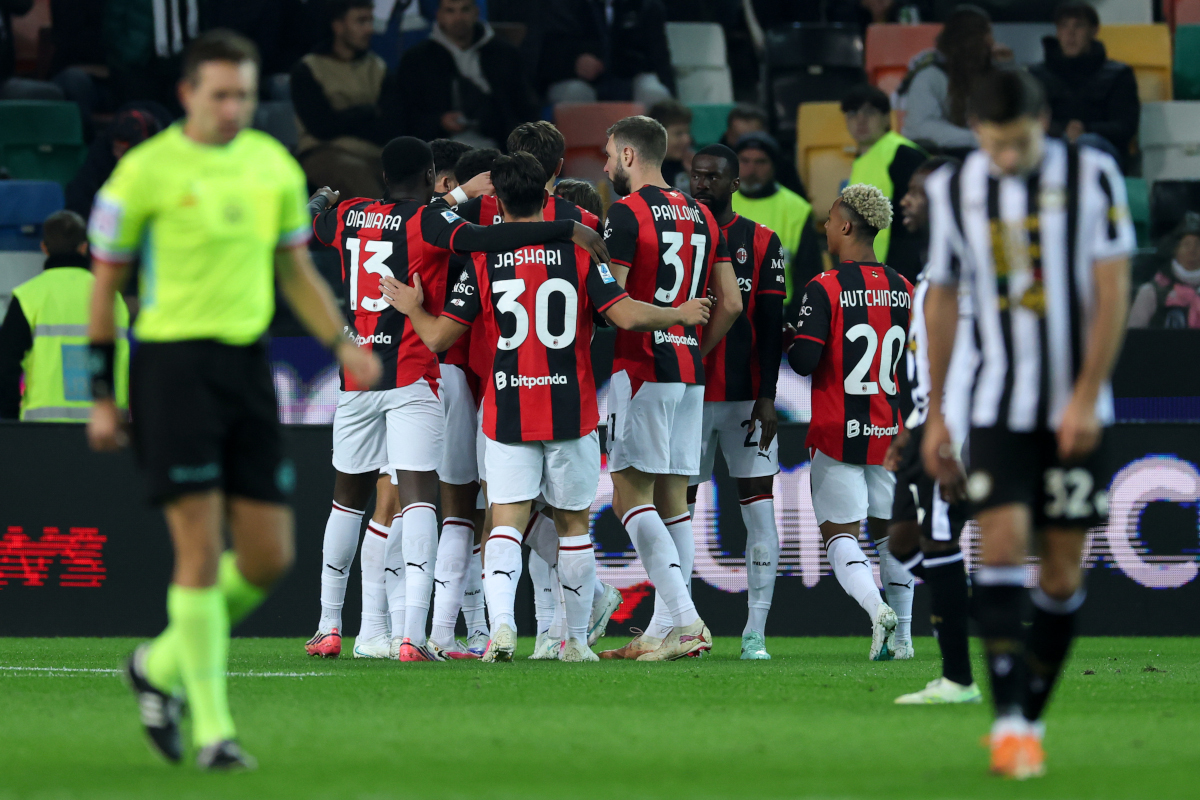 UDINE, ITALIA - 25 DE OCTUBRE: Christian Pulisic de Milán está rodeado de compañeros de equipo después de marcar el primer gol de su equipo durante el partido de Serie A entre Udinese Calcio y AC Milan en el Stadio Friuli el 25 de octubre de 2026 en Udine, Italia. (Foto de Timothy Rogers/Getty Images)