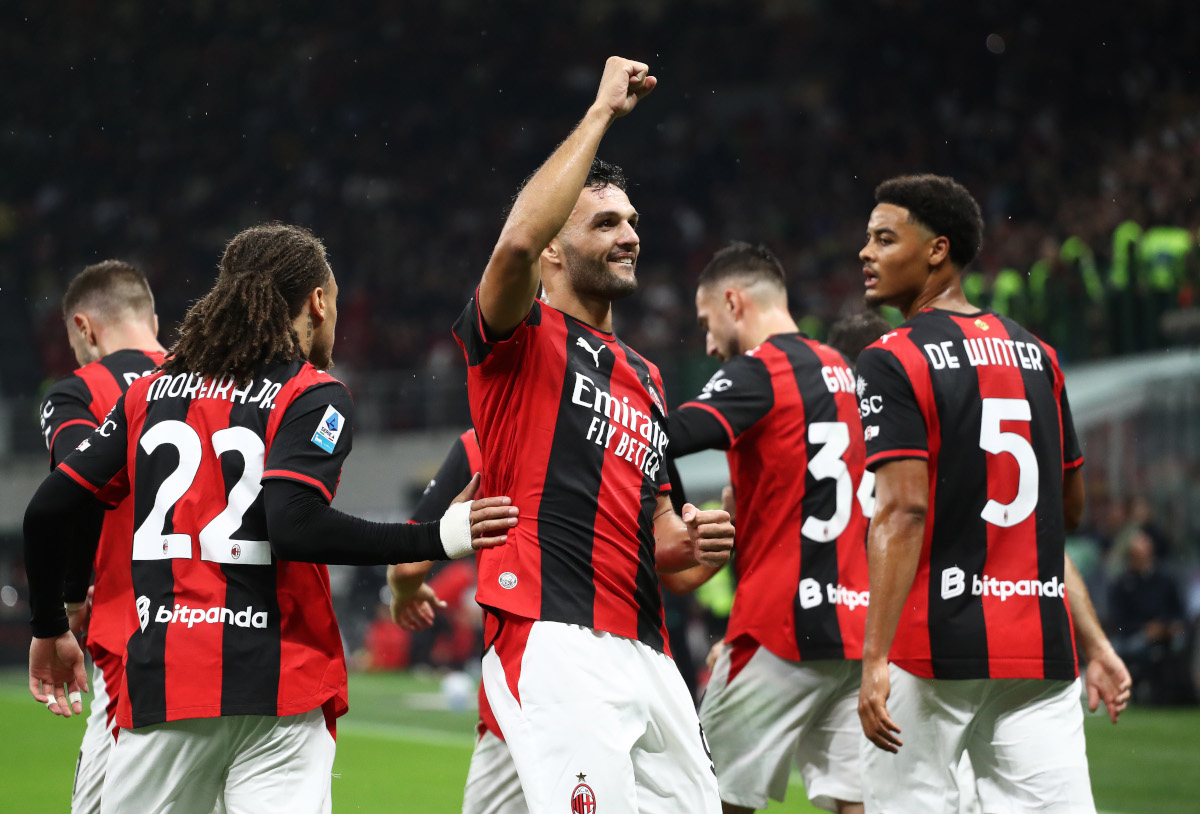 ITÁLIA - 18 DE OUTUBRO: Gonçalo Ramos do AC Milan comemora marcar o primeiro gol de seu time com companheiros durante a partida da Série A entre AC Milan e Atlanta BC no Stadio Giuseppe Mesa em 18 de outubro de 2026 na Itália. (Foto de Marco Luzzani/Getty Images)