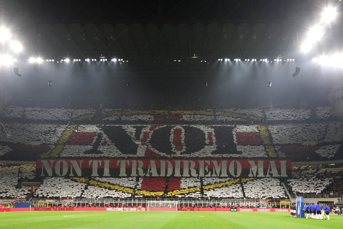 ITÁLIA - 31 DE OUTUBRO: Uma visão geral dos torcedores do AC Milan mostrando Defoe nas arquibancadas antes da partida da Série A entre AC Milan e FC Internazionale no Stadio Giuseppe Mesa em 31 de outubro de 2026 na Itália. (Foto de Marco Luzani/Getty Images)