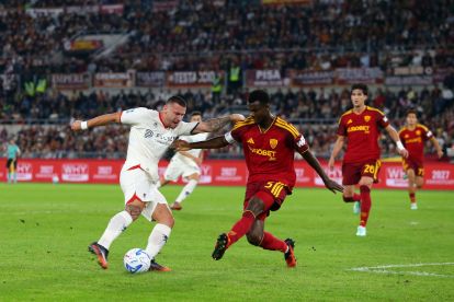 ROME, ITALY - OCTOBER 17: Milutin Osmajic of Genoa CFC is challenged by Evan Ndicka of AS Roma during the Serie A match between AS Roma and Genoa CFC at Stadio Olimpico on October 17, 2026 in Rome, Italy. (Photo by Paolo Bruno/Getty Images)