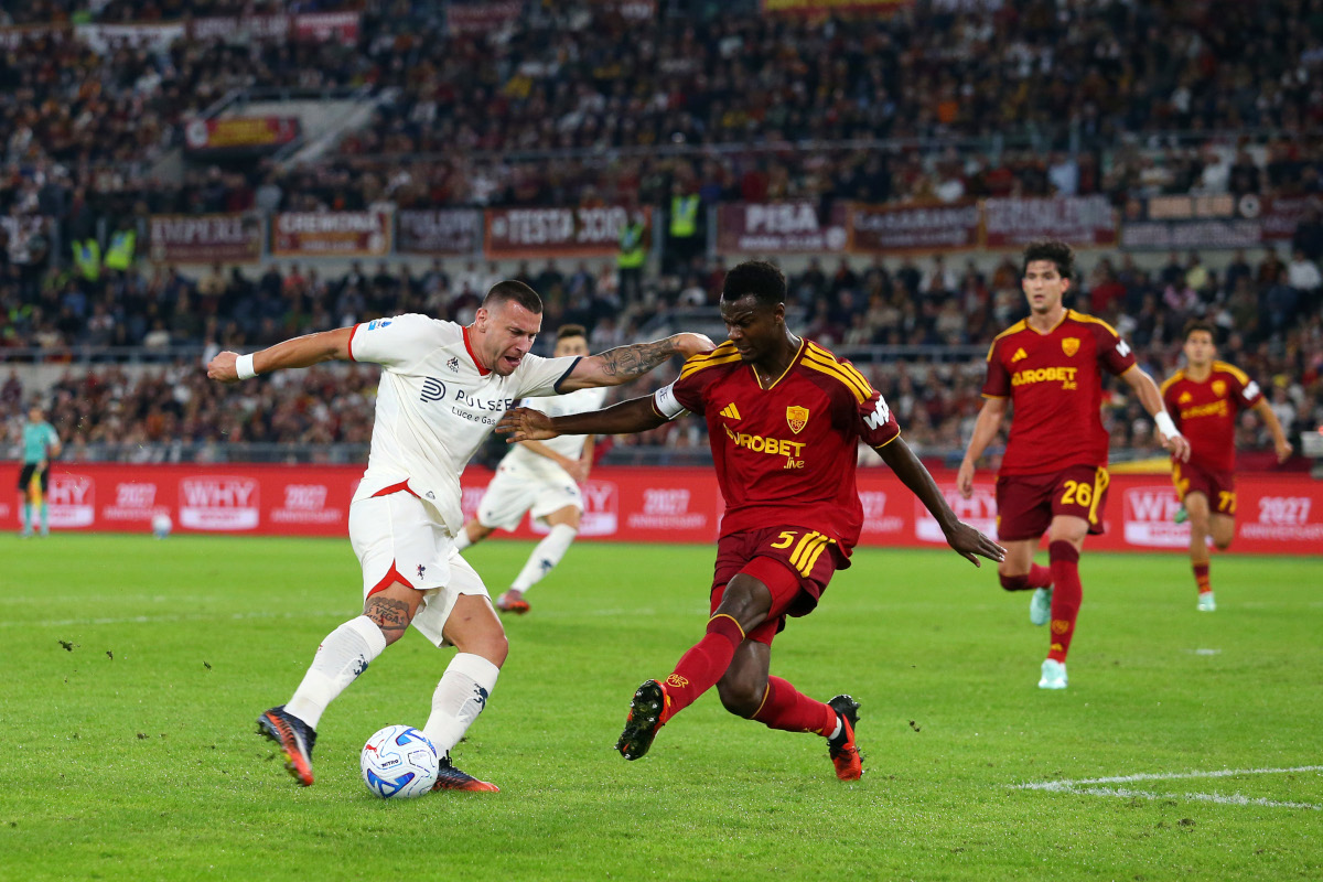 ROMA, ITÁLIA - 17 DE OUTUBRO: Evan Ndicka da AS Roma desafia Milutin Osmajic do Genoa CFC durante a partida da Série A entre AS Roma e Genoa CFC no Stadio Olimpico em 17 de outubro de 2026 em Roma, Itália. (Foto de Paolo Bruno/Getty Images)