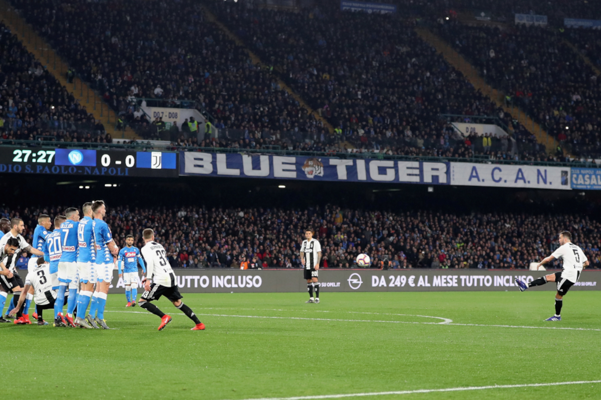 NÁPOLES, ITÁLIA - 03 DE MARÇO: Miralem Bjanic da Juventus marca durante a partida da Série A entre SSC Napoli e Juventus no Stadio San Paolo em 3 de março de 2019 em Nápoles, Itália. (Foto: Francesco Pecoraro/Getty Images)