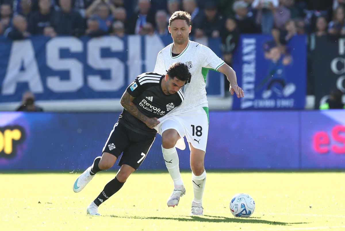 ITÁLIA - 24 DE OUTUBRO: Nemanja Matic do US Sassuolo disputa a bola com Lucas da Cunha de Como 1907 durante a partida da Série A entre Como 1907 e US Sassuolo no Estádio Giuseppe Sinaglia em 24 de outubro de 2026 na Itália. (Foto de Marco Luzani/Getty Images)