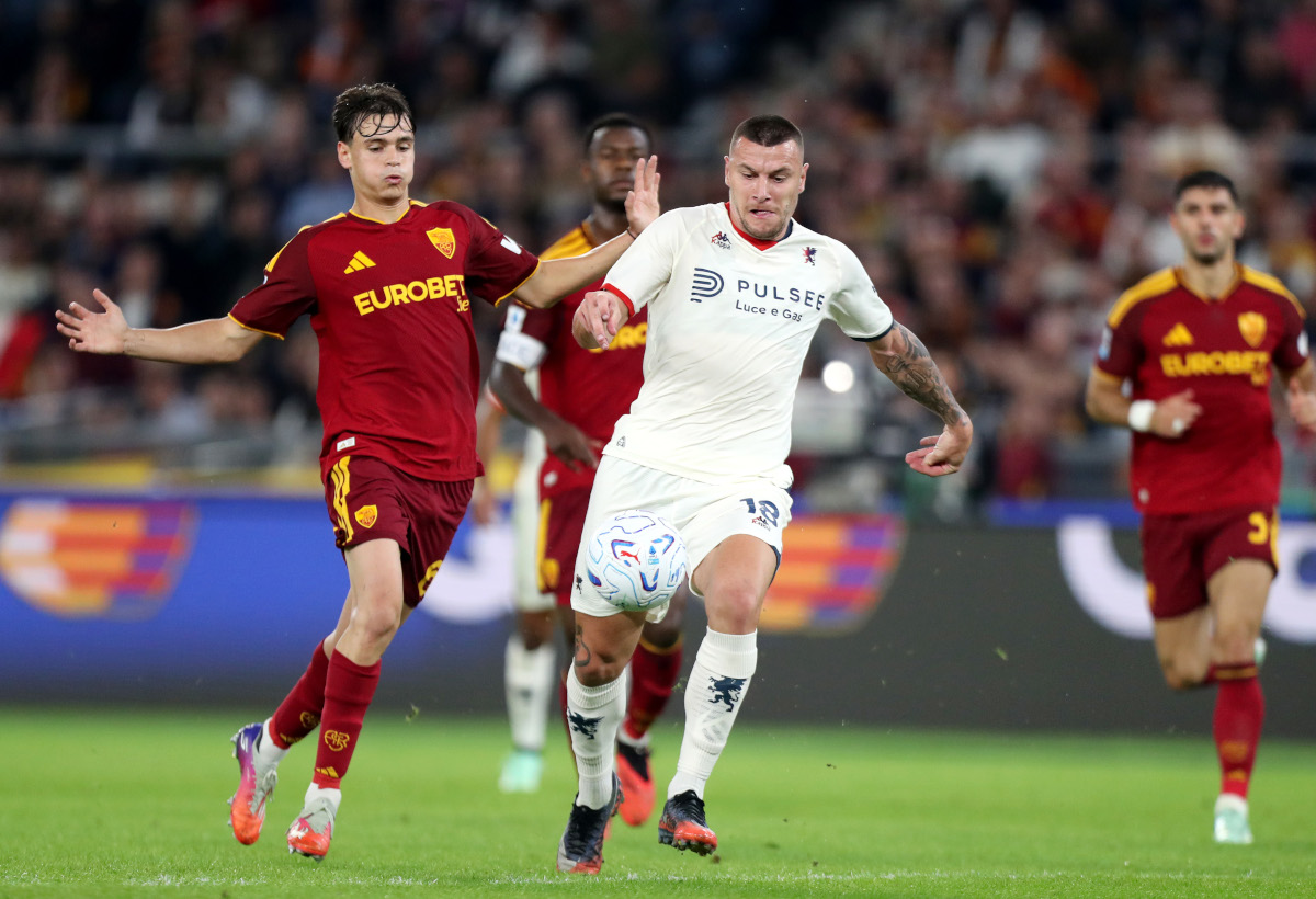 ROME, ITALY - OCTOBER 17: Milutin Osmajic of Genoa CFC runs with the ball under pressure from Niccolo Pisilli of AS Roma during the Serie A match between AS Roma and Genoa CFC at Stadio Olimpico on October 17, 2026 in Rome, Italy. (Photo by Paolo Bruno/Getty Images)