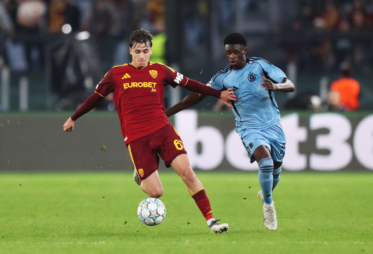 ROMA, ITÁLIA - 20 DE OUTUBRO: Niccolò Picilli, da AS Roma, é desafiado por Suleiman Kamara, do SK Slovan Bratislava, durante a partida MD3 da Fase MD3 da UEFA Champions League 2026/27 no Stadio Itali, Roma, Itália, em 20 de outubro de 2020. (Foto de Paolo Bruno / Getty Images)