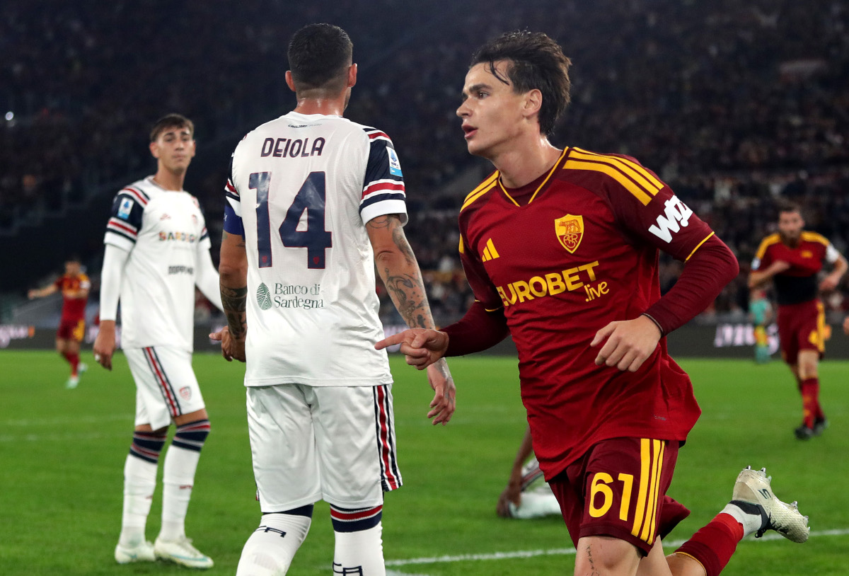 ROMA, ITÁLIA - 27 DE OUTUBRO: Niccolò Picilli da AS Roma comemora marcar o segundo gol de seu time durante a partida da Série A entre AS Roma e Cagliari Calcio no Stadio Olimpico em 27 de outubro de 2026 em Roma, Itália. (Foto de Paolo Bruno/Getty Images)