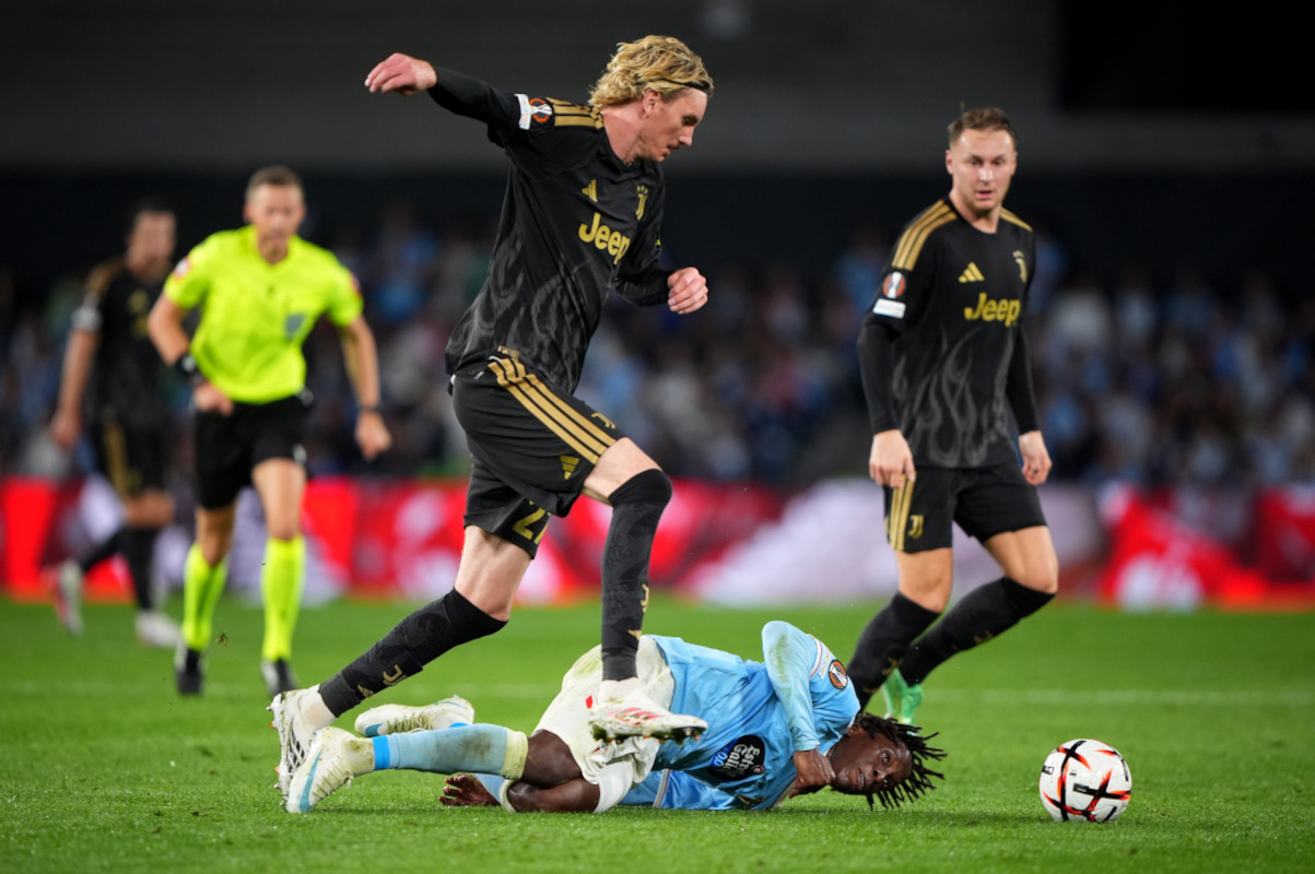 VIGO, SPAIN - OCTOBER 15: Nick Woltemade of Juventus breaks away from Ilaix Moriba of RC Celta de Vigo during the UEFA Europa League 2026/27 League Phase MD2 match between Real Club Celta and Juventus at Estadio Balaidos on October 15, 2026 in Vigo, Spain. (Photo by Jose Manuel Alvarez Rey/Getty Images)