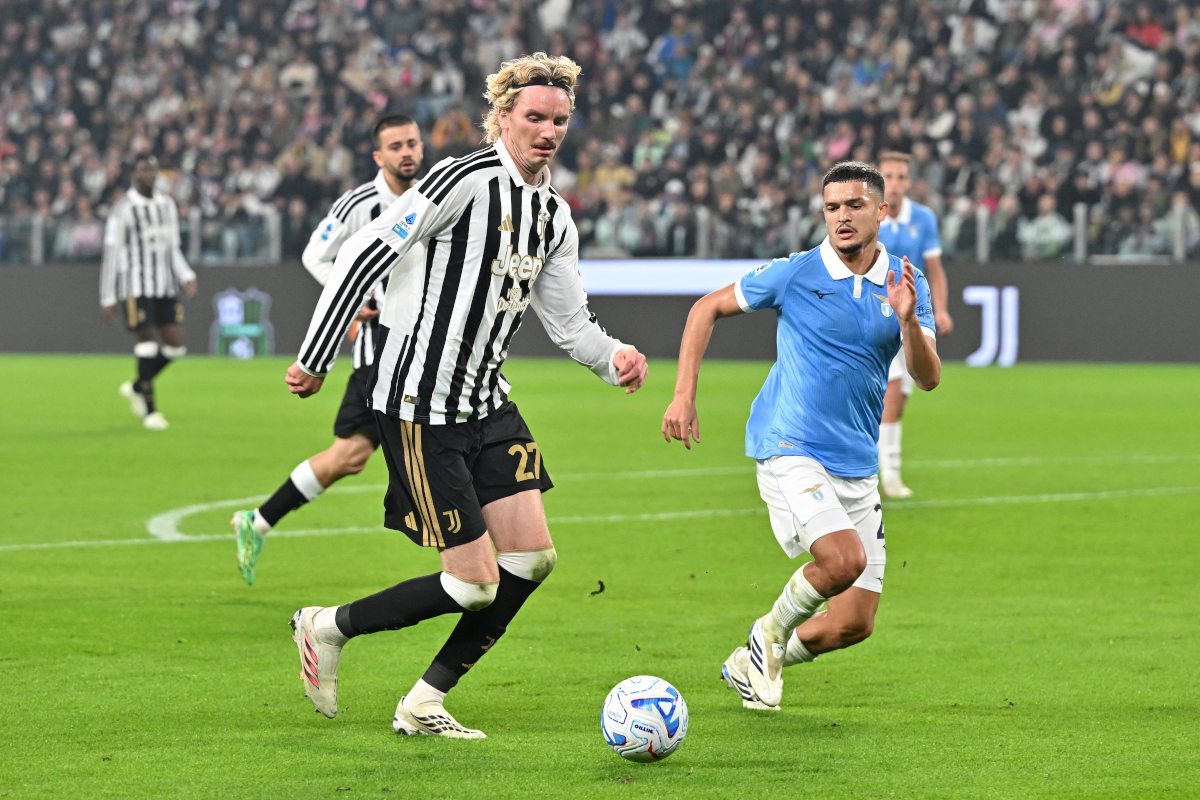 TURIM, ITÁLIA - 18 DE OUTUBRO: Nik Voldemet da Juventus corre com a bola sob pressão de Reda Pelahian da SS Lazio durante a partida da Série A entre Juventus e SS Lazio no Allianz Stadium em 18 de outubro de 2026 em Torino, Itália. (Foto de Chris Rico/Getty Images)