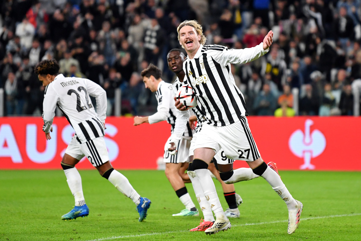TURIM, ITÁLIA - 22 DE OUTUBRO: Nick Voldemort da Juventus comemora marcar o segundo gol de seu time durante a partida MT3 da UEFA Europa League 2026/27 League Stage entre Juventus e Stade Rennais FC. (Foto de Valerio Pennicino/Getty Images)