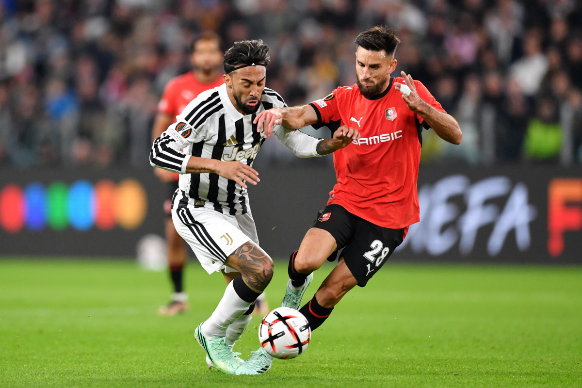 TURIM, ITÁLIA - 22 DE OUTUBRO: Adrian Thomasson do Stade Rennais FC é desafiado por Nicolas Gonzalez da Juventus durante a partida MD3 da UEFA Europa League 2026/27 League Stage entre Juventus e Stade Rennais FC. (Foto de Valerio Pennicino/Getty Images)