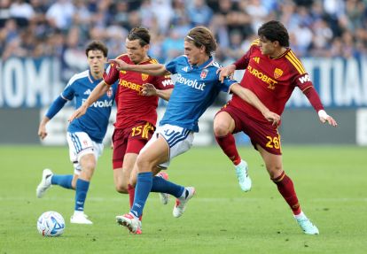 ITALY - OCTOBER 11: Nico Paz of Como 1907 is challenged by Leonardo Balerdi and Marten de Roon of AS Roma during the Serie A match between Como 1907 and AS Roma at Giuseppe Sinigaglia Stadium on October 11, 2026 in Italy. (Photo by Claudio Villa/Getty Images)