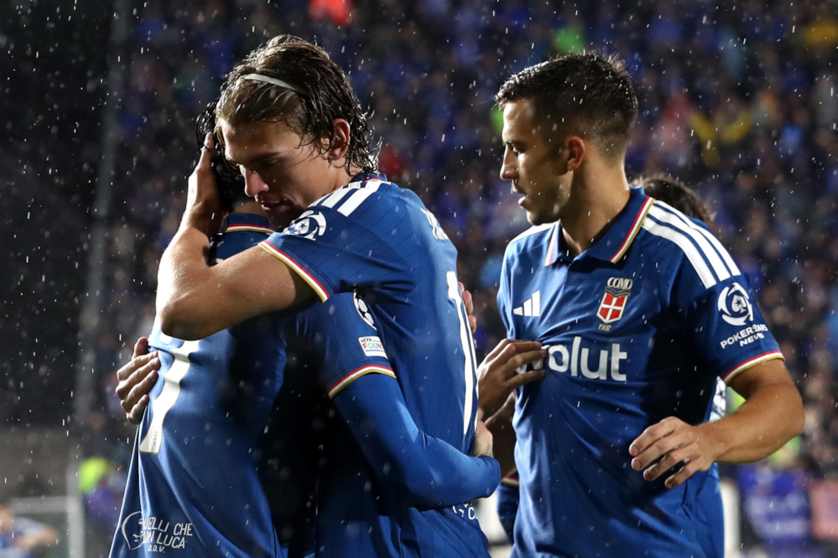 21 de outubro: Nico Paz, do Como 1907, comemora o primeiro gol de seu time com seus companheiros durante a partida MD3 da fase MD3 da UEFA Champions League 2026/27 entre Como 1907 e Manchester United, no Estádio Giuseppe Sinigaglia, em 21 de outubro de 20261. (Foto de Marco Luzzani/Getty Images)