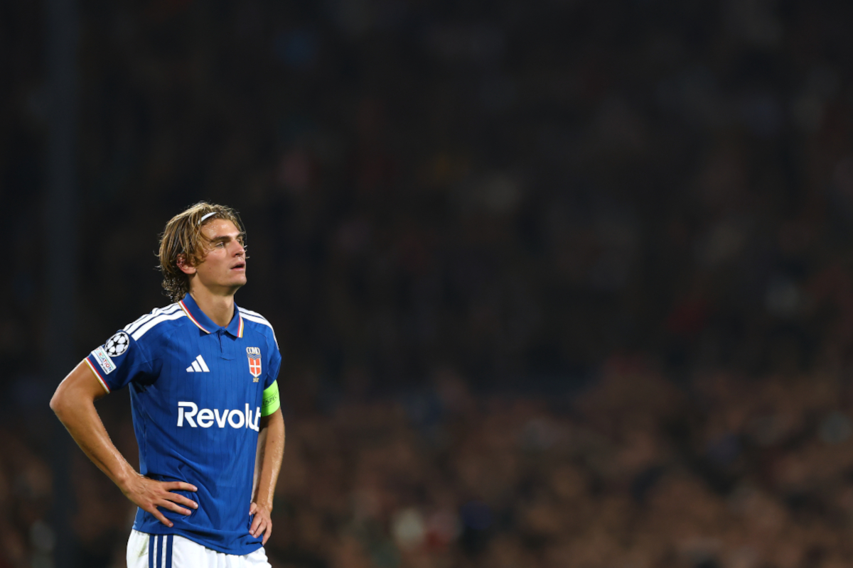 ROTTERDAM, HOLANDA - 14 DE OUTUBRO: Nico Bass do Como 1907 reage durante a partida MD2 da UEFA Champions League 2026/27 League Stage entre Feyenoord e Como 1907 em De Kuip em 14 de outubro de 2026 em Rotterdam, Holanda. (Foto: Dean Moutharopoulos/Getty Images)