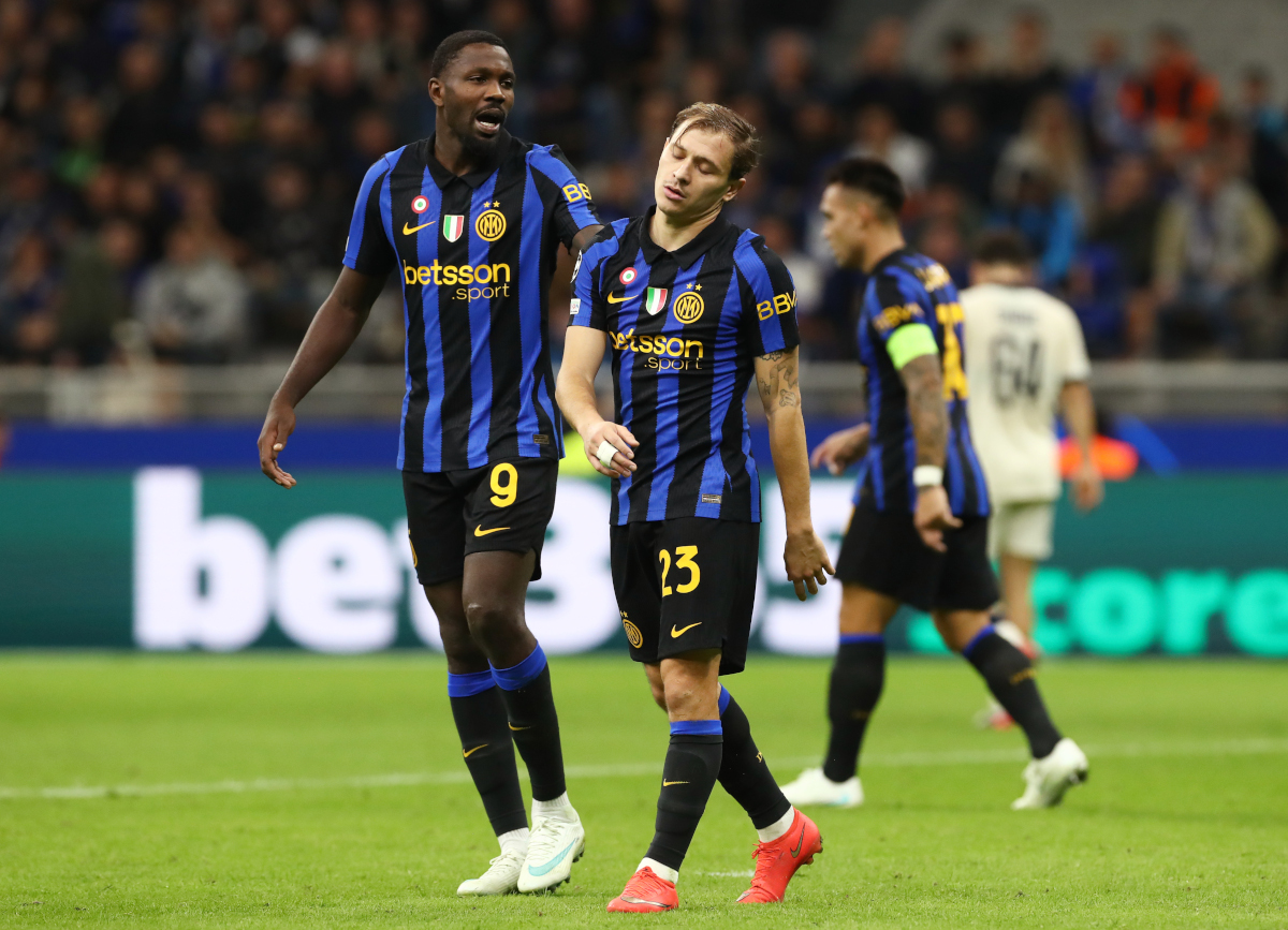 MILÃO, ITÁLIA - 13 DE OUTUBRO: Niccolò Parella e Marcus Durham do FC Internazionale Milano durante a partida da fase MT2 da Liga dos Campeões da UEFA 2026/27 entre o FC Internazionale Milano e o Club Brugge KV no Stadio San Siro em 2 de outubro de 2016 no Stadio San Siro, Itália. (Foto de Marco Luzzani/Getty Images)