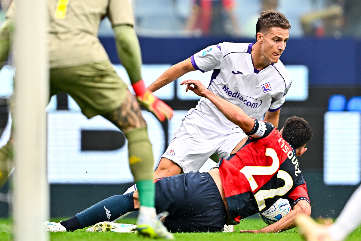 GÊNOVA, ITÁLIA - 10 DE OUTUBRO: Niccolo Fagioli (à esquerda) da Fiorentina e Johan Vazquez de Gênova enfrentam a bola durante a partida da Série A entre Genoa CFC e ACF Fiorentina no Stadio Luigi Ferraris em 10 de outubro de 2026 em Gênova, Itália. (Foto de Simone Arveda/Getty Images)