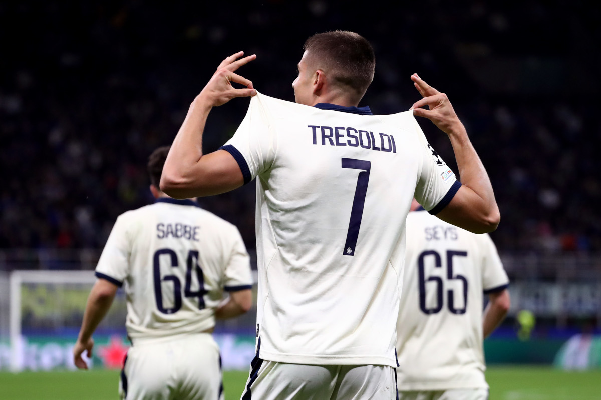 MILÃO, ITÁLIA - 13 DE OUTUBRO: Niccolò Tresoldi do Club Brugge Cavi durante a partida MD2 da fase de grupos da UEFA Champions League 2026/27 entre o FC Internazionale Milano e o Club Brugge Cavi no Stadio San Siro em 13 de outubro de 2016 no Stadio San Siro, Itália. Comemorando o segundo gol de seu time na partida. (Foto de Marco Luzzani/Getty Images)