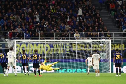 MILAN, ITALY - OCTOBER 13: Nicolo Tresoldi of Club Brugge KV scores his team’s first goal from the penalty spot during the UEFA Champions League 2026/27 League Phase MD2 match between FC Internazionale Milano and Club Brugge KV at Stadio San Siro on October 13, 2026 in Milan, Italy. (Photo by Marco Luzzani/Getty Images)