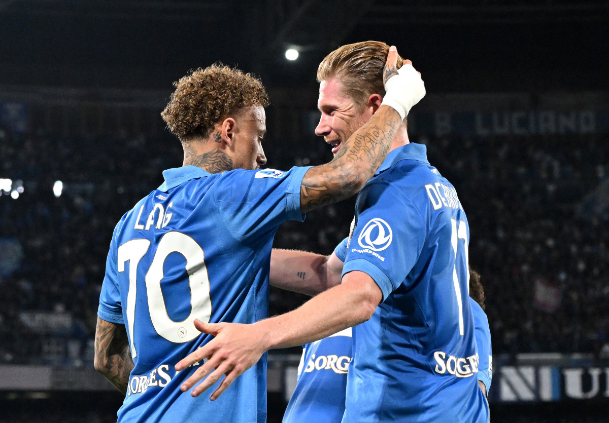 NÁPOLES, ITÁLIA - 10 DE OUTUBRO: Noah Long do SSC Napoli comemora marcar o segundo gol de seu time com o companheiro Kevin De Bruyne (R) durante a partida da Série A entre SSC Napoli e Frosinone Calcio no Stadio Diego Armando Maradona em 10 de outubro de 2026 em Nápoles. (Foto: Francesco Pecoraro/Getty Images)