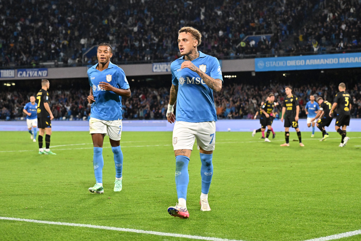 NÁPOLES, ITÁLIA - 10 DE OUTUBRO: Noah Long do SSC Napoli comemora marcar o segundo gol de seu time durante a partida da Série A entre SSC Napoli e Frosinone Calcio no Stadio Diego Armando Maradona em 10 de outubro de 2026 em Nápoles, Itália. (Foto: Francesco Pecoraro/Getty Images)