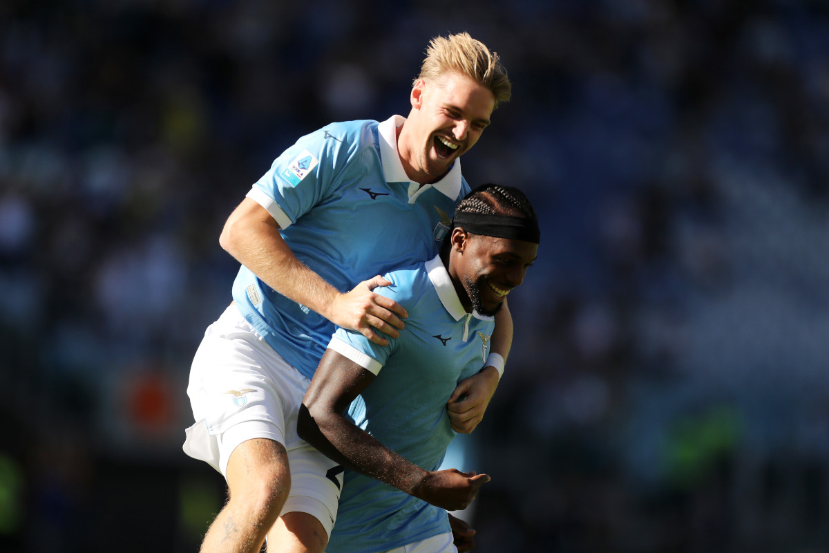 ROMA, ITÁLIA - 11 DE OUTUBRO: Nuno Tavares da SS Lazio comemora marcar o primeiro gol de sua equipe com Kenneth Taylor durante a partida da Série A entre SS Lazio e AC Monza no Stadio Olimpico em 11 de outubro de 2026 em Roma, Itália. (Foto de Paolo Bruno/Getty Images)