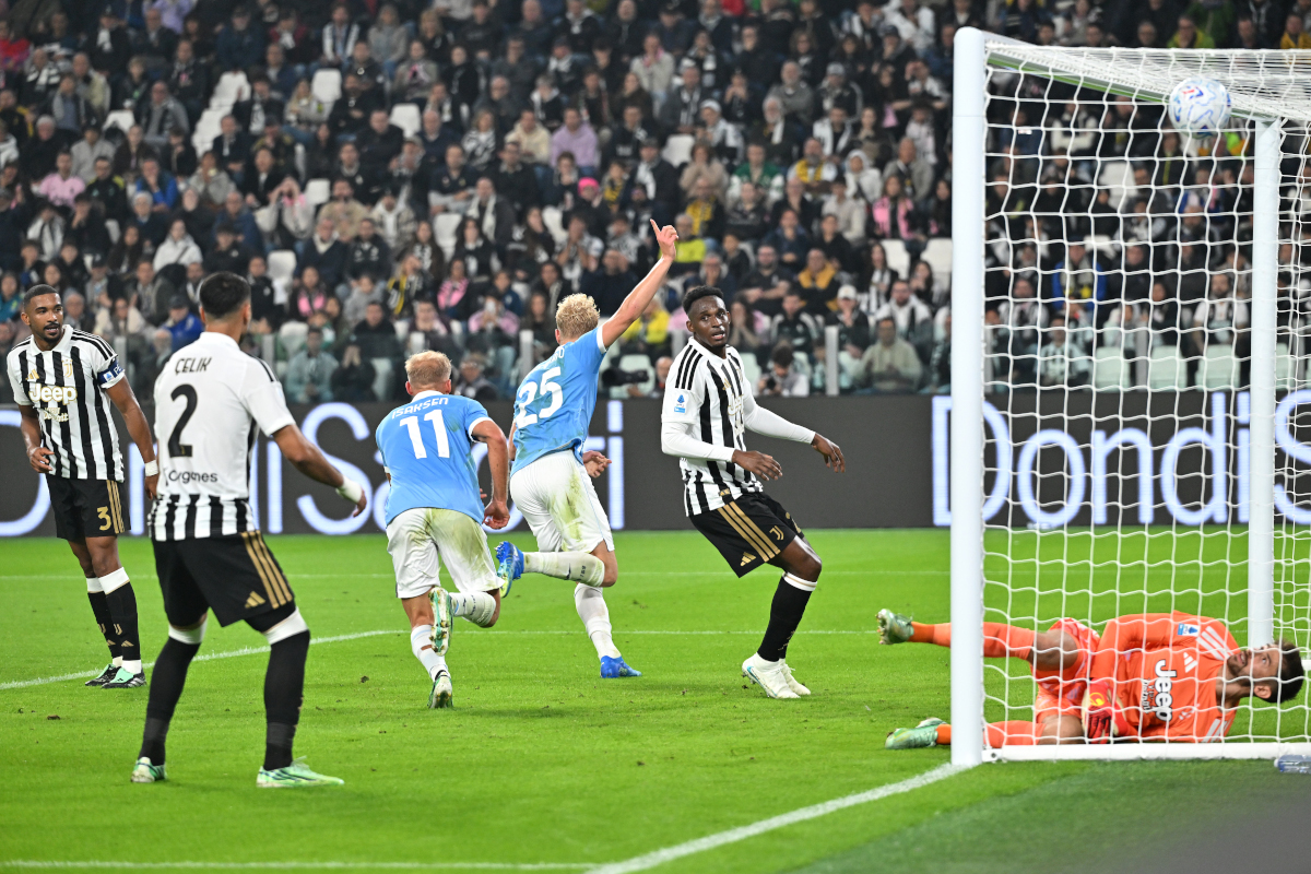 TURIM, ITÁLIA - 18 DE OUTUBRO: Oliver Provstgaard da SS Lazio comemora marcar o primeiro gol de seu time depois que Guglielmo Vicario da Juventus não conseguiu fazer uma defesa durante a partida da Série A entre Juventus e SS Lazio em 20 de outubro de 2026 no Estádio de Torino. (Foto de Chris Rico/Getty Images)