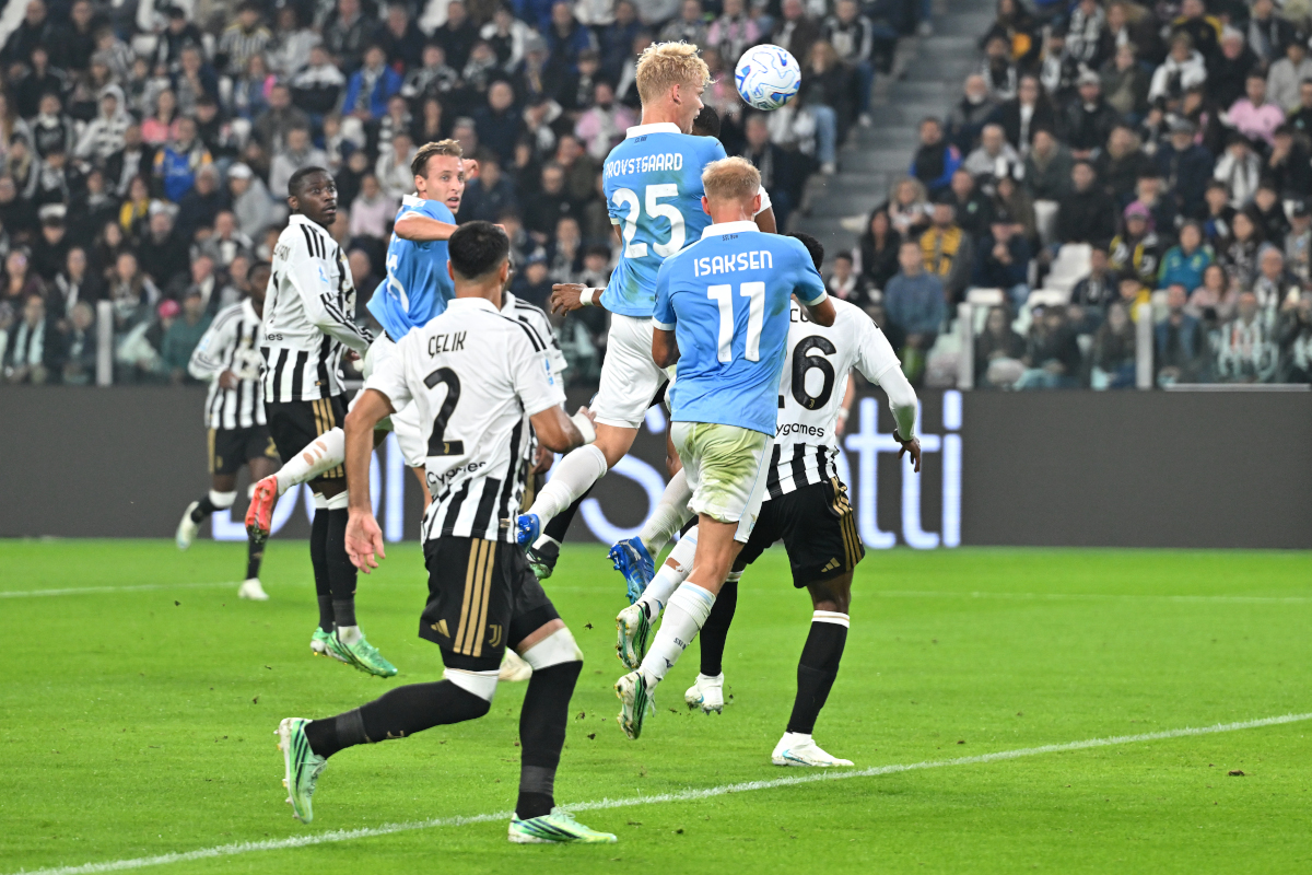 TURIM, ITÁLIA - 18 DE OUTUBRO: Oliver Provstgaard da SS Lazio marca o primeiro gol de seu time durante a partida da Série A entre Juventus e SS Lazio no Allianz Stadium em 18 de outubro de 2026 em Torino, Itália. (Foto de Chris Rico/Getty Images)