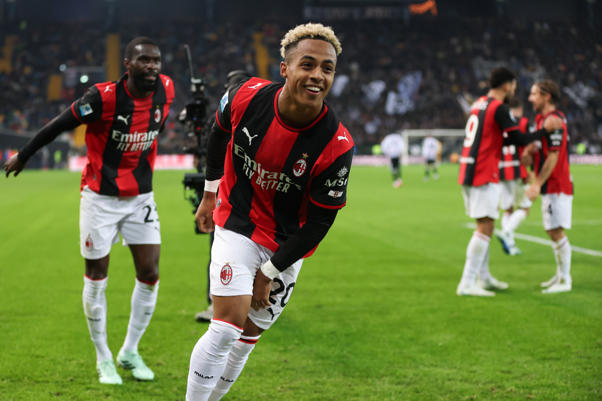 Udine, Itália - 25 de outubro: Omari Hutchinson, do Milan, comemora o segundo gol de seu time durante a partida da Série A entre Udinese Calcio e AC Milan em 25 de outubro de 2026 em Udine, Itália. (Foto: Timothy Rogers/Getty Images)