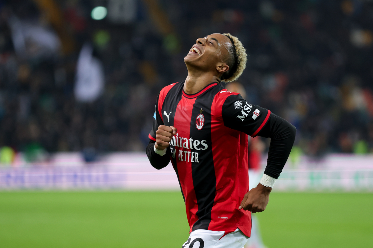 Udine, Itália - 25 de outubro: Omari Hutchinson, do Milan, comemora o segundo gol de seu time durante a partida da Série A entre Udinese Calcio e AC Milan em 25 de outubro de 2026 em Udine, Itália. (Foto: Timothy Rogers/Getty Images)