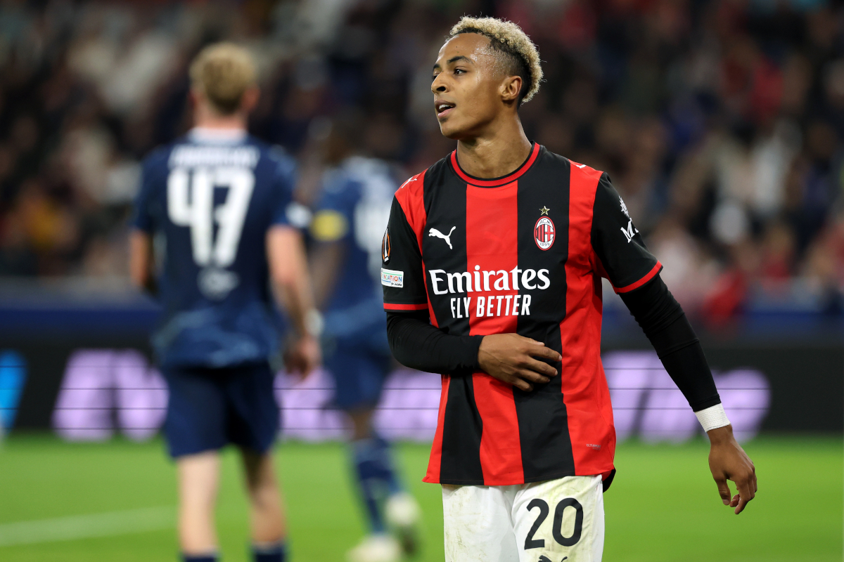 SALZBURGO, ÁUSTRIA - 15 DE OUTUBRO: Omari Hutchinson do AC Milan observa durante a partida MT2 da UEFA Europa League 2026/27 League Stage entre FC Salzburg e AC Milan no Stadion Salzburg em 15 de outubro de 2026 em Salzburgo, Áustria. (Foto de Jasmine Walter/Getty Images)
