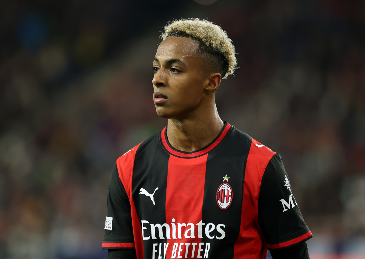 SALZBURGO, ÁUSTRIA - 15 DE OUTUBRO: Omari Hutchinson do AC Milan observa durante a partida MT2 da UEFA Europa League 2026/27 League Stage entre FC Salzburg e AC Milan no Stadion Salzburg em 15 de outubro de 2026 em Salzburgo, Áustria. (Foto de Jasmine Walter/Getty Images)