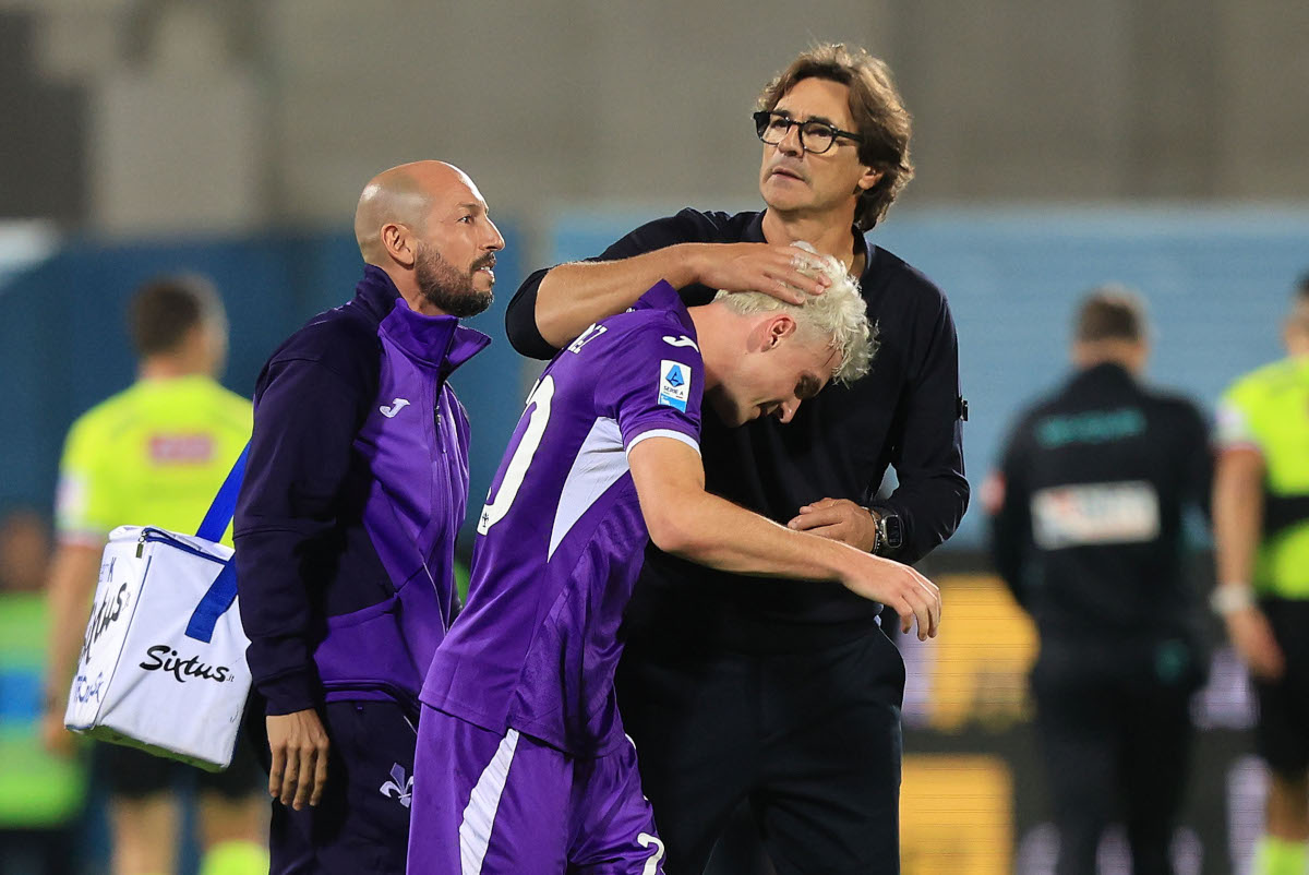 FLORENÇA, ITÁLIA - 29 DE OUTUBRO: Paolo Vanoli, técnico da ACF Fiorentina, e Alex Jimenez Sanchez, da ACF Fiorentina, reagem durante a partida da Série A entre ACF Fiorentina e Atalanta BC no Stadio Artemio Franchi em 20 de outubro de 2020 na França. (Foto de Gabriel Maltindi/Getty Images)