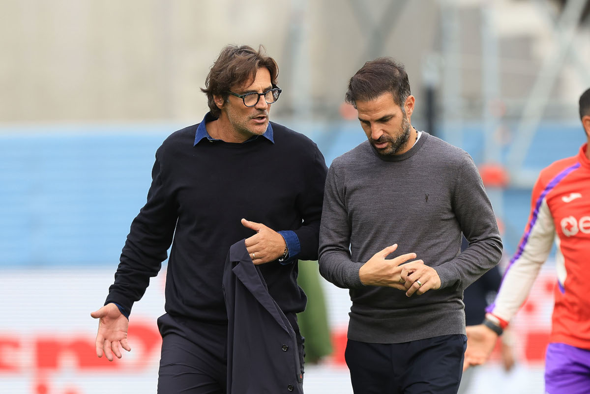 FLORENÇA, ITÁLIA - 18 DE OUTUBRO: Fabio Grosso, técnico da ACF Fiorentina e técnico Cesc Fabregas do Como 1907 reagem durante a partida da Série A entre ACF Fiorentina e Como 1907 no Stadio Artemio Franchi em 18 de outubro de 2022 em Florença. (Foto de Gabriel Maltindi/Getty Images)