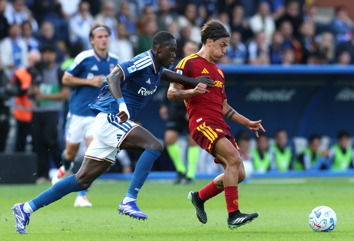 ITÁLIA - 11 DE OUTUBRO: Paulo Dybala da AS Roma é desafiado por Trevoh Chalobah de Como 1907 durante a partida da Série A entre Como 1907 e AS Roma no Estádio Giuseppe Sinigaglia em 11 de outubro de 2026 na Itália. (Foto de Cláudio Villa/Getty Images)