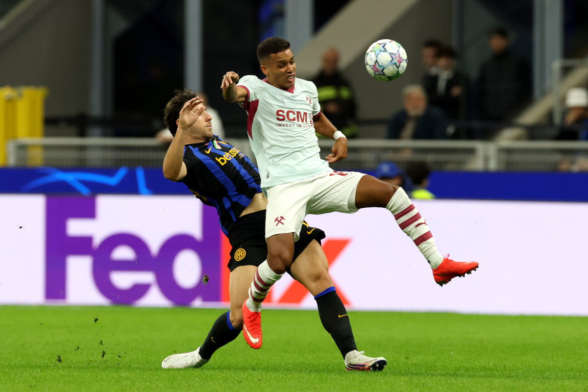 MILÃO, ITÁLIA - 21 DE OUTUBRO: Pedrinho do FC Shakhtar Donetsk é desafiado por Carlos Augusto do FC Internazionale Milano durante a partida MD3 da UEFA Champions League 2026/27 League Stage entre FC Internazionale Milano e FC Shakhtar Donetsk em 2 de outubro de 2020. Stadio 2 Sunro 2 desafiou Sunro 60. Itália. (Foto de Cláudio Villa/Getty Images)