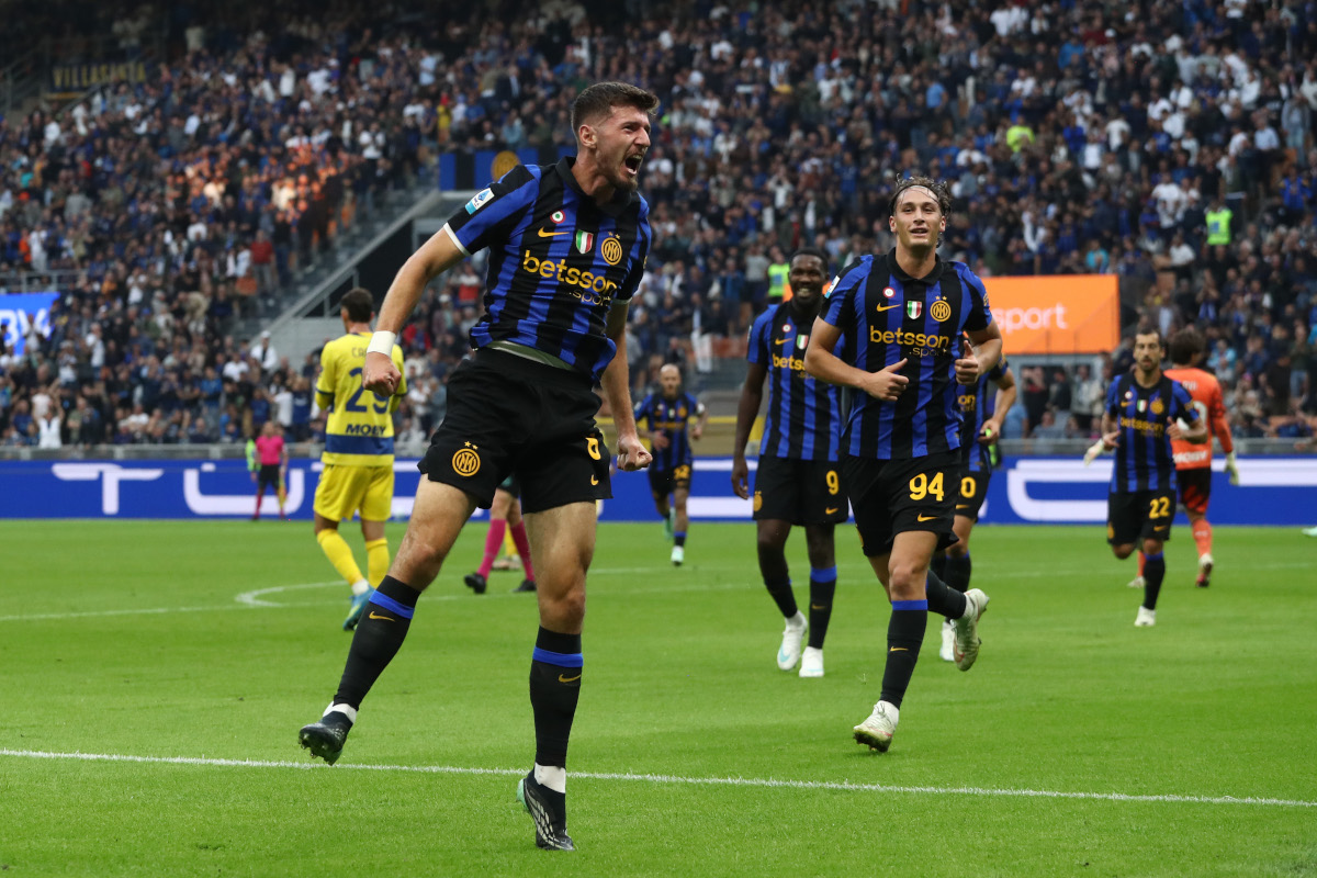 MILÃO, ITÁLIA - 10 DE OUTUBRO: Peter Sucic do FC Internazionale comemora marcar o primeiro gol de seu time durante a partida da Série A entre FC Internazionale e Parma Calcio no Stadio Giuseppe Mesa em 10 de outubro de 2026 em Milão, Itália. (Foto de Marco Luzzani/Getty Images)