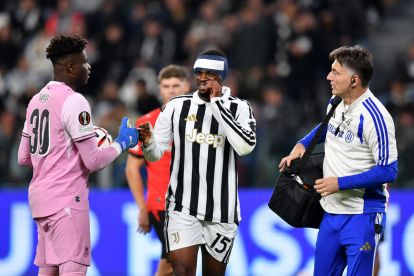 TURIN, ITALY - OCTOBER 22: Pierre Kalulu of Juventus interacts with Brice Samba of Stade Rennais FC after a head injury during the UEFA Europa League 2026/27 League Phase MD3 match between Juventus and Stade Rennais FC at Juventus Stadium on October 22, 2026 in Turin, Italy. (Photo by Valerio Pennicino/Getty Images)