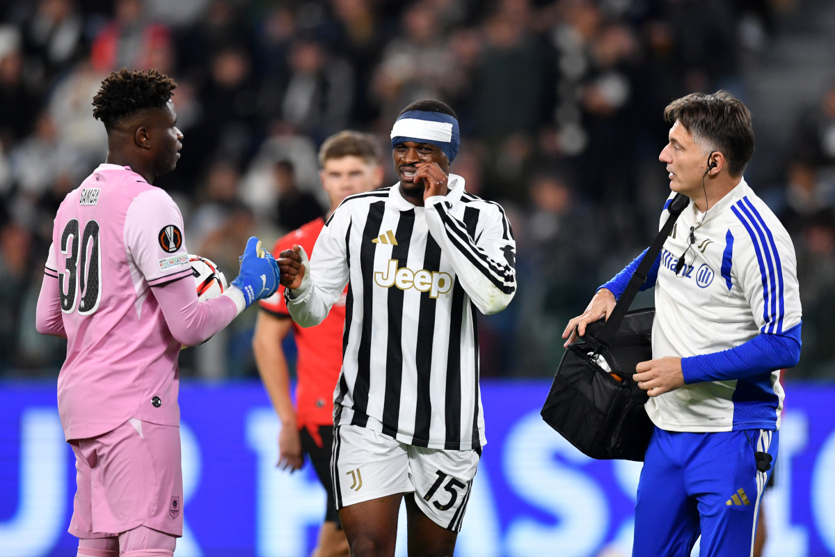 TURIM, ITÁLIA - 22 DE OUTUBRO: Pierre Kalulu da Juventus faz contato com Bryce Samba do Stade Rennais FC depois de sofrer uma lesão na cabeça durante a partida MD3 da UEFA Europa League 2026/27 League Stage entre Juventus e Stade Rennais FC no Juventus Stadium. (Foto de Valerio Pennicino/Getty Images)