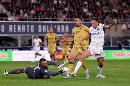 BOLOGNA, ITALY - OCTOBER 17: Francesco Pio Esposito of FC Internazionale Milano has a shot saved by Lukasz Skorupski of Bologna FC 1909 during the Serie A match between Bologna FC and FC Internazionale at Stadio Renato Dall'Ara on October 17, 2026 in Bologna, Italy. (Photo by Emmanuele Ciancaglini/Getty Images)