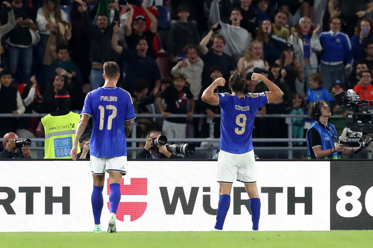 BOLONHA - 05 DE OUTUBRO: Pio Esposito da Itália comemora o terceiro gol de seu time durante a partida da fase de grupos da Liga das Nações 2026/27 da UEFA entre Itália e Türkiye no Estádio Renato Dall'Ara em 05 de outubro de 2026 em Bolonha. (Foto de Marco Luzzani/Getty Images)