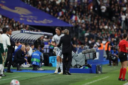 Francesco Pio Esposito dell'Italia saluta l'allenatore Roberto Mancini dopo la sua sostituzione nella trasferta di Nations League MD3 in Francia (@azzurri)