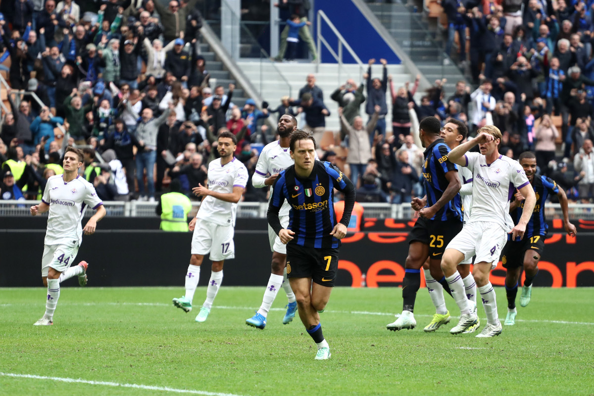MILAN, ITALY - OCTOBER 25: Piotr Zielinski of FC Internazionale Milano celebrates scoring his team’s second goal during the Serie A match between FC Internazionale and ACF Fiorentina at Stadio Giuseppe Meazza on October 25, 2026 in Milan, Italy. (Photo by Marco Luzzani/Getty Images)
