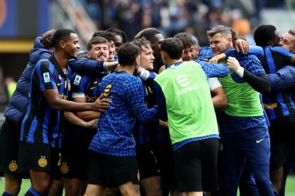 MILAN, ITALY - OCTOBER 25: Piotr Zielinski of FC Internazionale Milano celebrates scoring his team’s second goal with teammates during the Serie A match between FC Internazionale and ACF Fiorentina at Stadio Giuseppe Meazza on October 25, 2026 in Milan, Italy. (Photo by Marco Luzzani/Getty Images)