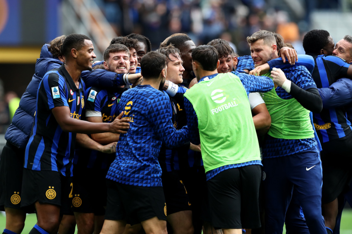 MILAN, ITALY - OCTOBER 25: Piotr Zielinski of FC Internazionale Milano celebrates scoring his team’s second goal with teammates during the Serie A match between FC Internazionale and ACF Fiorentina at Stadio Giuseppe Meazza on October 25, 2026 in Milan, Italy. (Photo by Marco Luzzani/Getty Images)