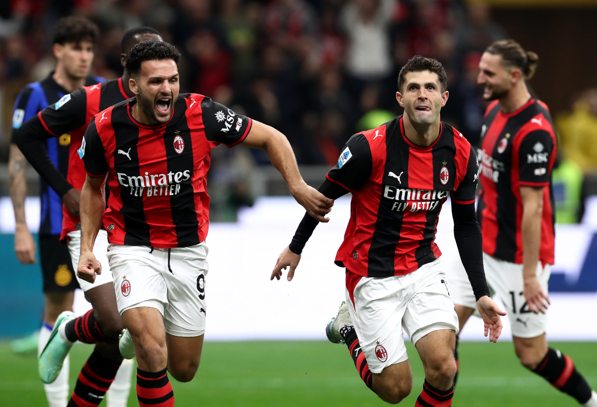 ITÁLIA - 31 DE OUTUBRO: Christian Pulisic do AC Milan comemora marcar o primeiro gol de seu time durante a partida da Série A entre AC Milan e FC Internazionale no Stadio Giuseppe Mezza em 31 de outubro de 2026 na Itália. (Foto de Marco Luzani/Getty Images)