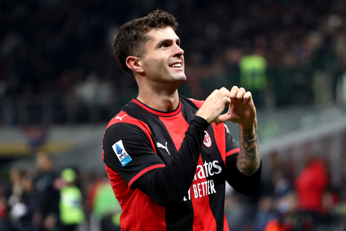 ITÁLIA - 31 DE OUTUBRO: Christian Pulisic do AC Milan comemora marcar o primeiro gol de seu time durante a partida da Série A entre AC Milan e FC Internazionale no Stadio Giuseppe Mezza em 31 de outubro de 2026 na Itália. (Foto de Marco Luzani/Getty Images)