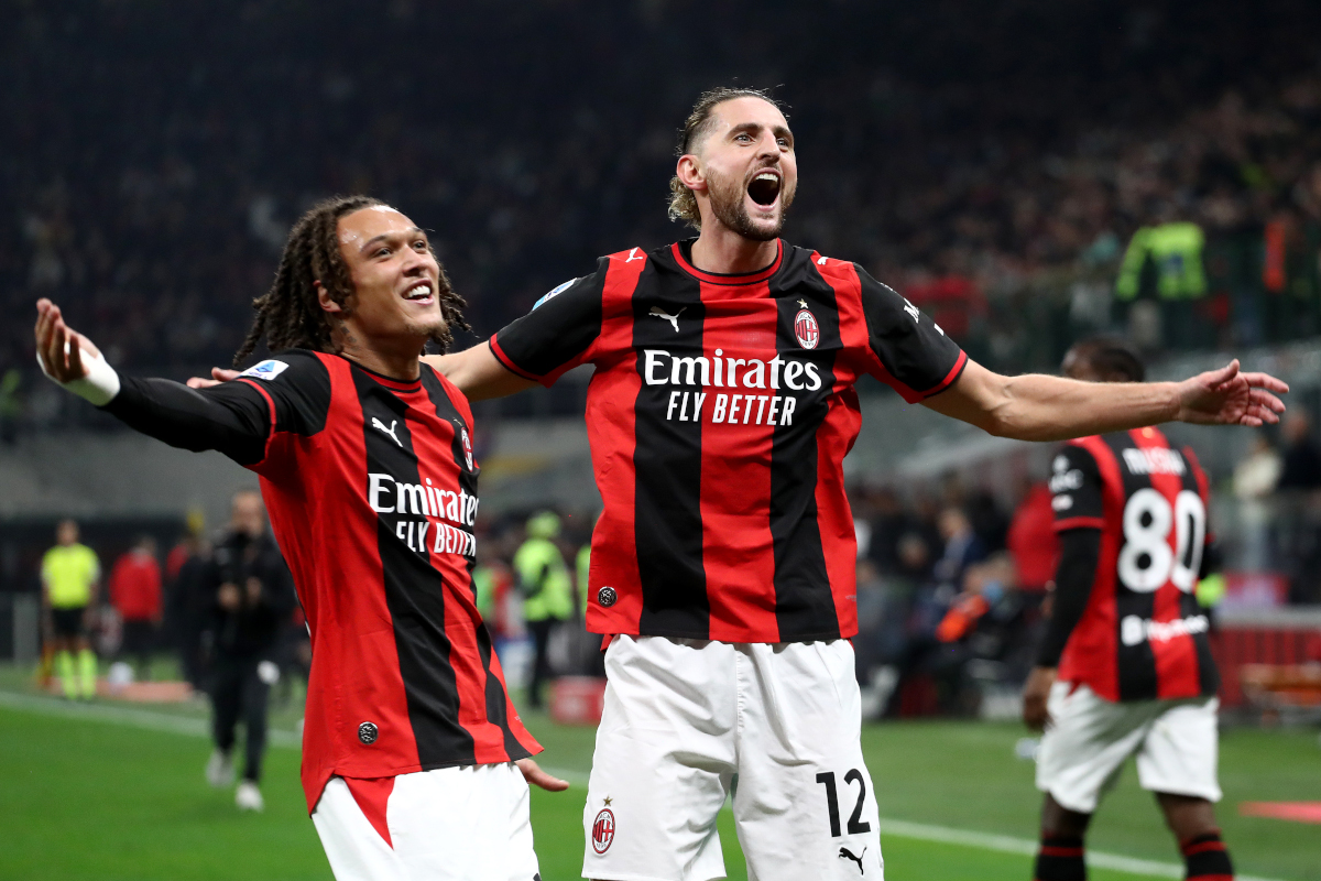 ITÁLIA - 31 DE OUTUBRO: Adrien Rabiot do AC Milan comemora marcar o segundo gol de seu time com o companheiro Diego Moreira durante a partida da Série A entre AC Milan e FC Internazionale no Stadio Giuseppe Meazza em 31 de outubro de 2026 na Itália. (Foto de Marco Luzani/Getty Images)