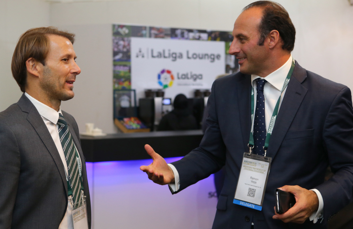 MANCHESTER, INGLATERRA - 07 DE SETEMBRO: Ramon Vega (R), CEO da Vega Swiss Asset Management, fala com o ex-jogador de futebol internacional espanhol Gaizka Mendieta durante o terceiro dia da Convenção Global Soccerex no Manchester Central em 7 de setembro de 2015 em Manchester, Inglaterra. (Foto de Dave Thompson/Getty Images)