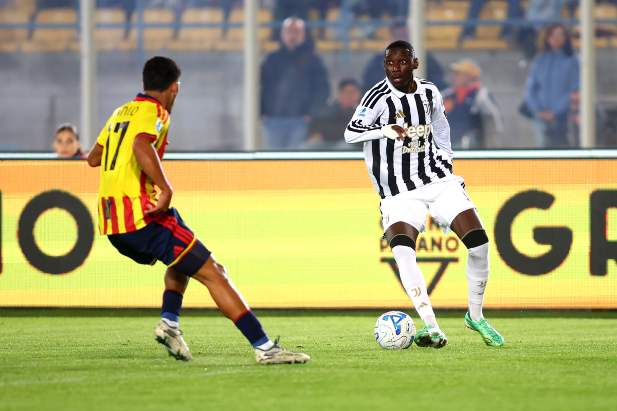 ITÁLIA - 25 DE OUTUBRO: Danilo Veiga do US Lecce disputa a bola com Randal Kolo Muani da Juventus FC durante a partida da Série A entre US Lecce e Juventus no Stadio Via del Mare em 25 de outubro de 2026 na Itália. (Foto de Maurício Lagana/Getty Images)