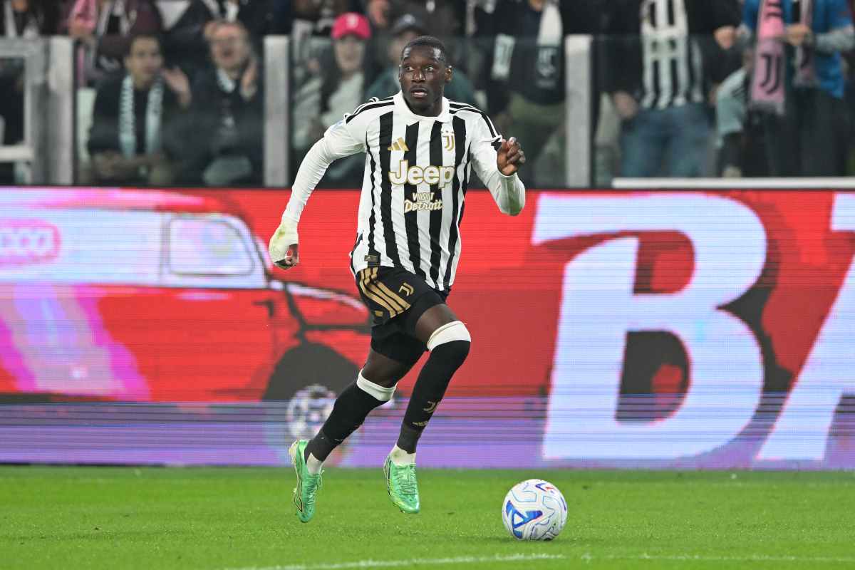 TURIM, ITÁLIA - 18 DE OUTUBRO: Randall Kolo Muani da Juventus corre com a bola durante a partida da Série A entre Juventus e SS Lazio no Allianz Stadium em 18 de outubro de 2026 em Torino, Itália. (Foto de Chris Rico/Getty Images)